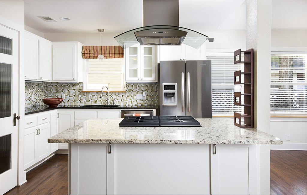 Austin home interiors - Transitional style kitchen with granite counter.